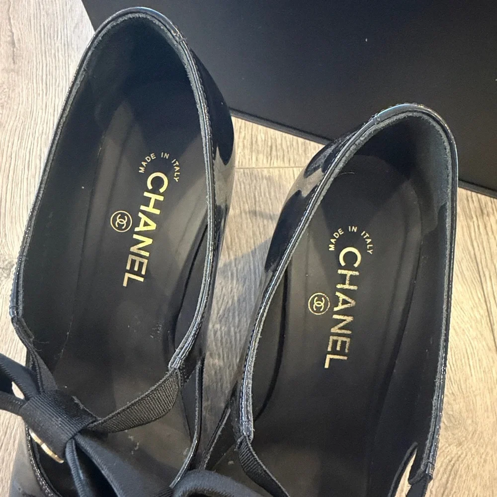 CHANEL Black Patent Leather Bow Mary Jane Flats - Picture 5 of 6